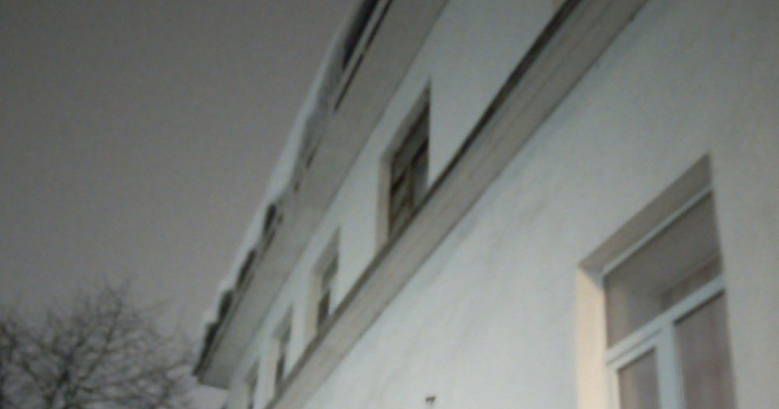 «Боимся выходить из дома»: ярославцы жалуются на сугробы на крышах