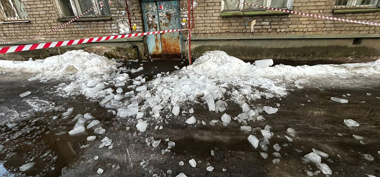 Два человека пострадали в двух районах Ярославля от падения ледяных глыб с крыш_267381