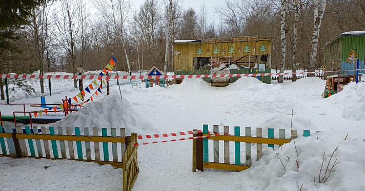 В Ярославской области на веранде детского сада обрушилась крыша_266654