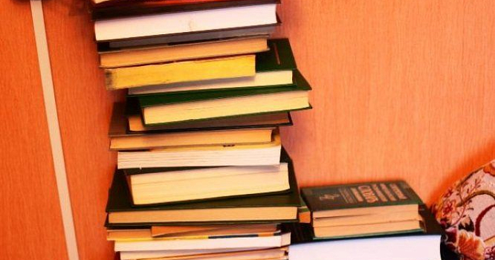 Женщина в Тутаеве отдала 40 томов энциклопедии за долги