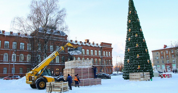 Шестиметровый Дед Мороз! В Рыбинске устанавливают статую новогоднего волшебника_201735