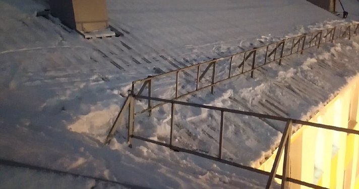 «По ночам расчищаем школы и детсады»: ярославец рассказал, как убирают снег с крыш в регионе_172278