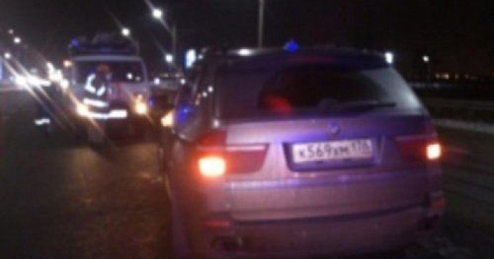 В Ярославле водитель иномарки BMW X5 врезался в дорожное ограждение 