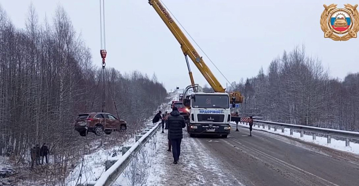 Автомобиль с тремя детьми и женщиной вылетел в кювет на трассе в Ярославской области