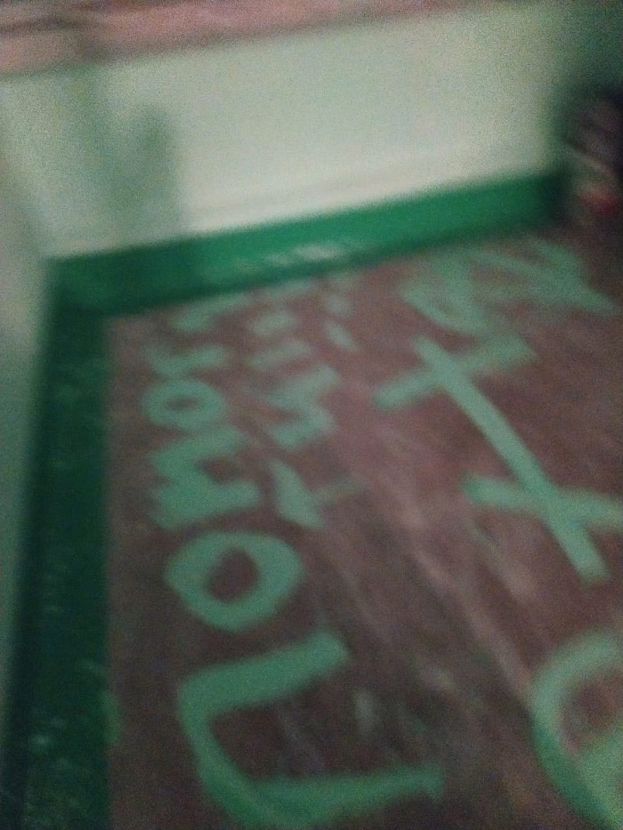 В брагинской многоэтажке вандалы разлили краску в лифте и оставили послание на полу