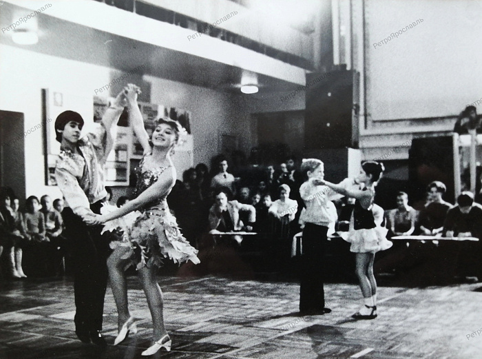 ДК нефтяников бальные танцы. Юные таланты, 1980-е годы.jpg
