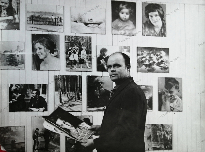 Фотограф Сергей Ракобольский на своей фотовыставке, 1980-е годы.jpg