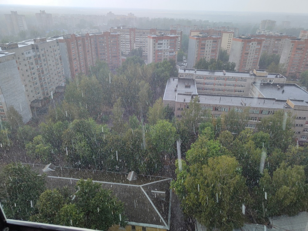 Вдруг откуда ни возьмись: в Ярославле на Нефтестрой обрушился мощный ливень с градом
