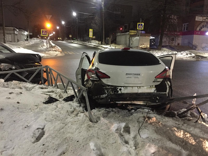 В Ярославле в ДТП с двумя легковушками пострадал пассажир