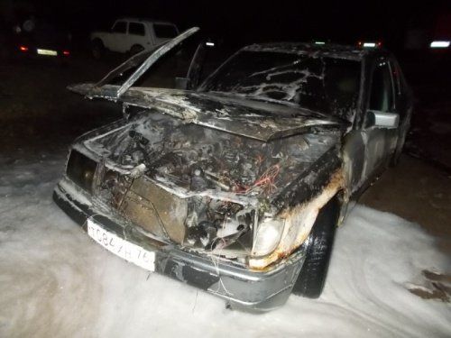 В Рыбинске огонь повредил автомобиль Mercedes-Benz