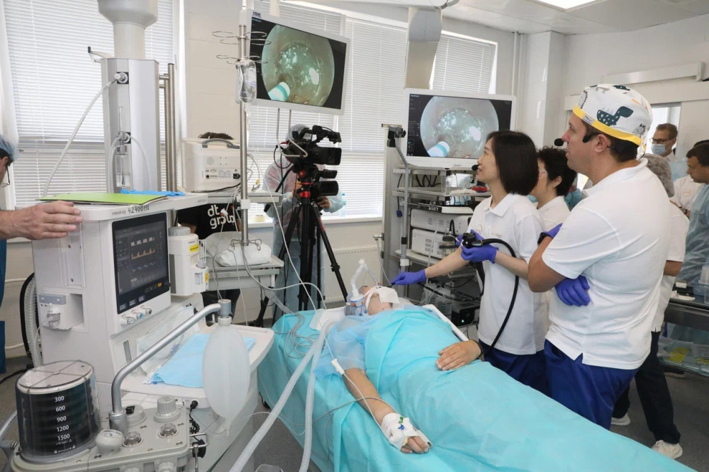 Пациент не мог глотать еду: русские и китайские врачи в Ярославле провели уникальную операцию