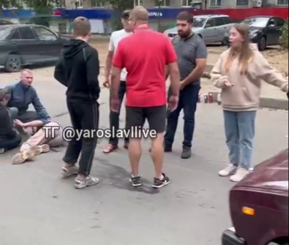 Во Фрунзенском районе Ярославля автомобиль сбил девушку