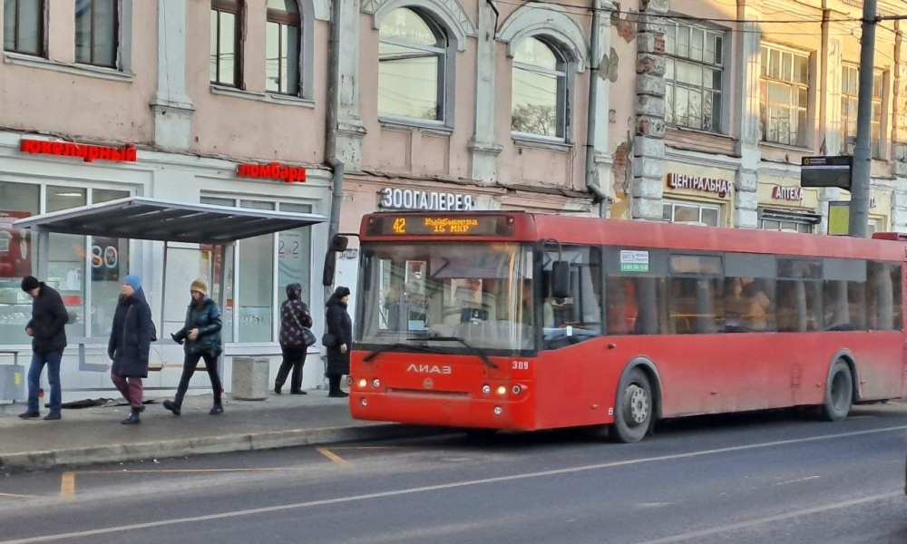 Прищемило в дверях, а потом отбросило под колеса: следователи возбудили уголовное дело по факту инцидента в ярославском автобусе № 42