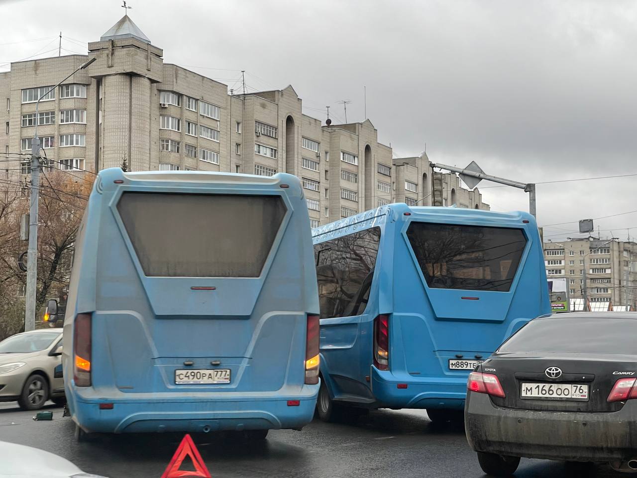 В Ярославле на Московском проспекте столкнулись автобус и легковушка |  09.11.22 | Яркуб