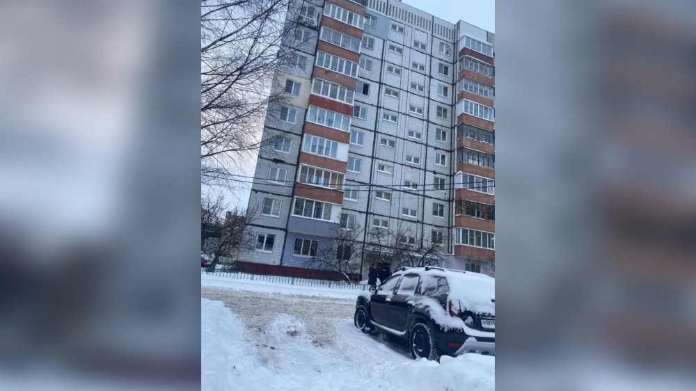 В Ярославле мужчина выпал из окна квартиры на седьмом этаже