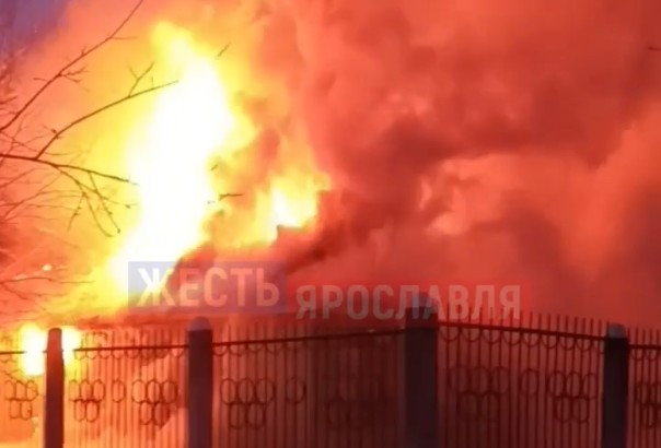 В Ярославле горит стадион «Каучук» на Резинотехнике
