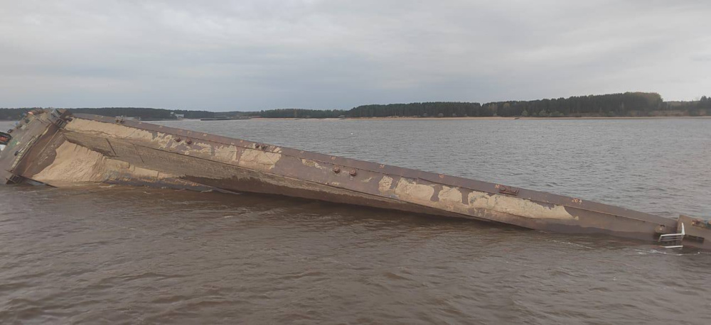 На Рыбинском водохранилище тонет баржа