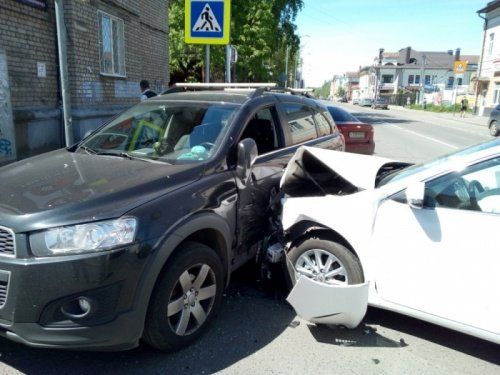 В Рыбинске столкнулись три автомобиля: пострадали два человека 