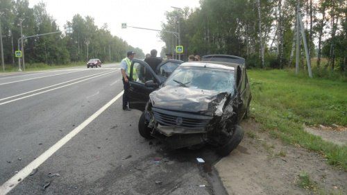 Под Ярославлем водитель иномарки уснул за рулем: трое пострадавших 