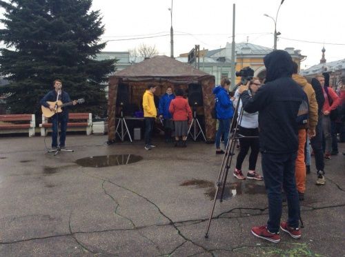 Участники мероприятия мэрии мешали организаторам митинга против московского мусора в Ярославле. Их заставили уйти активные ярославцы