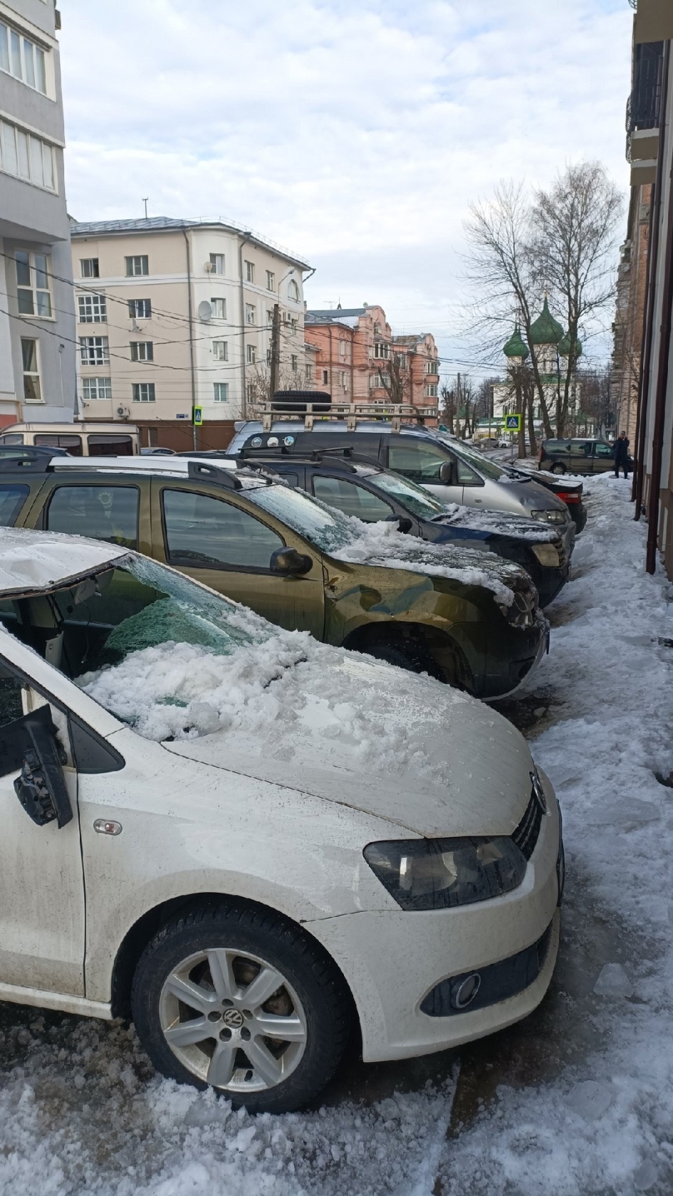 В Ярославле упавший с крыши снег повредил четыре автомобиля | 15.03.23 |  Яркуб