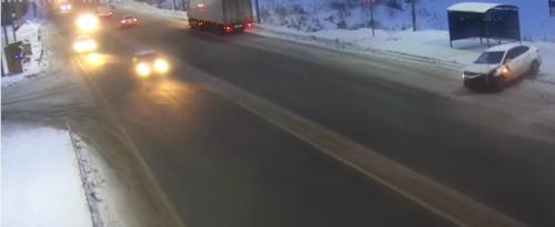 В Ярославле автомобиль врезался в ограждение (видео) 