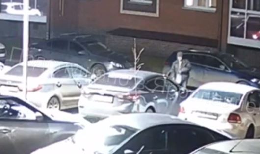 Поджигатель попал на камеры: ночью в Карачихе сгорели три автомобиля