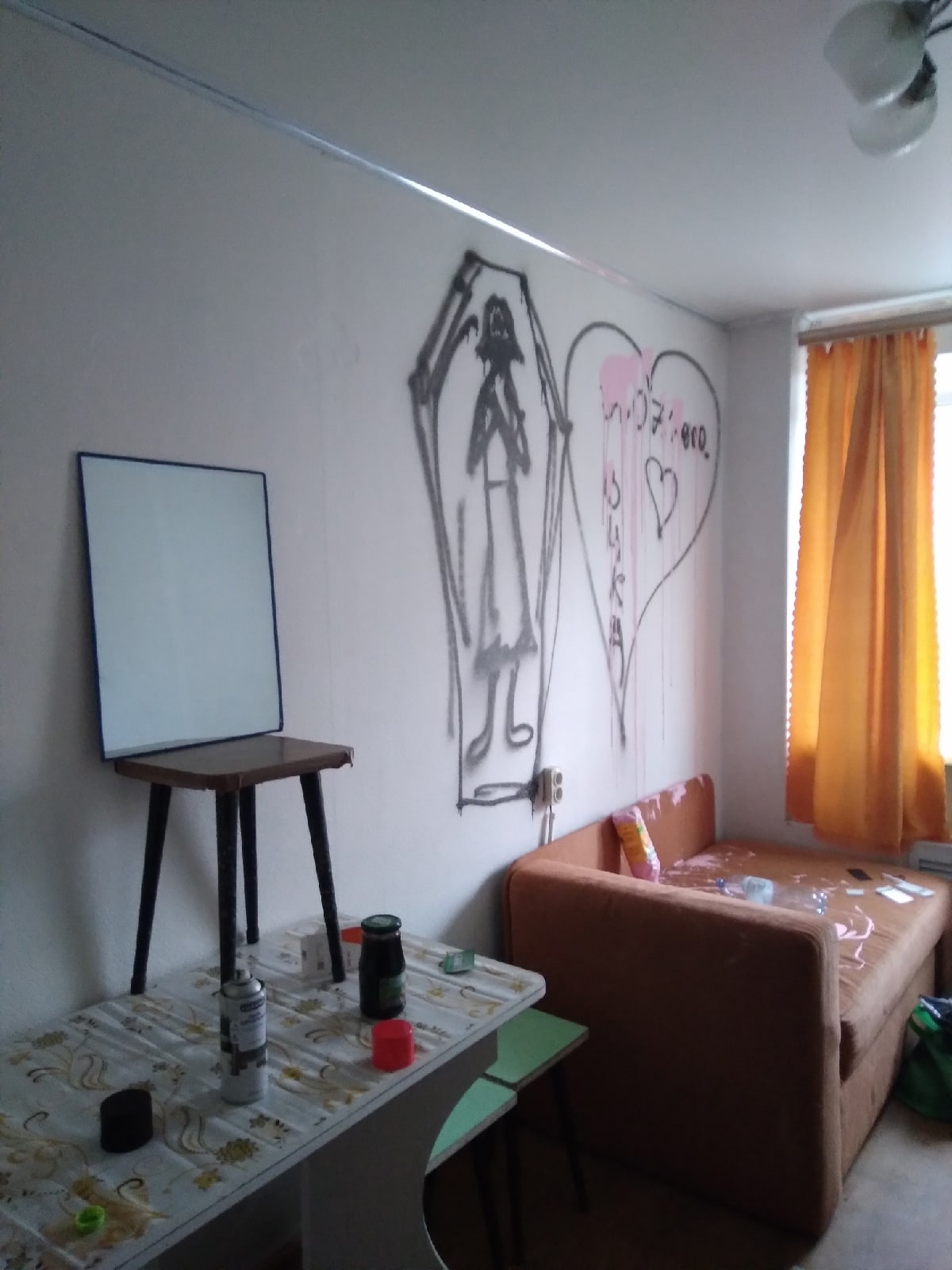 Вандал испортил съемную квартиру пожеланиями смерти ярославцам