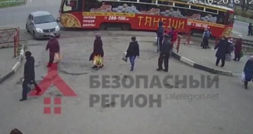 В Ярославле трамвай протаранил легковой автомобиль (видео) 