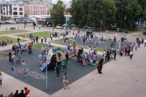 В Ярославле на площади Юности установили новый детский городок 