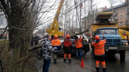 В Дзержинском районе Ярославля иномарка снесла столб 