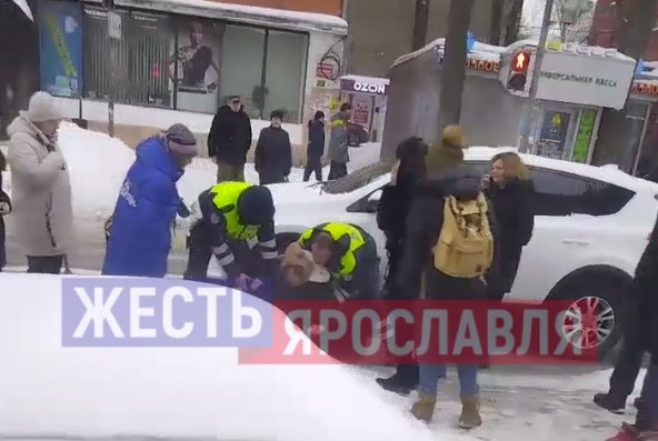На проспекте Октября в Ярославле легковушка сбила 18-летнюю девушку