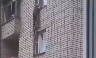 В Ярославской области молодая женщина выпала из окна многоэтажки