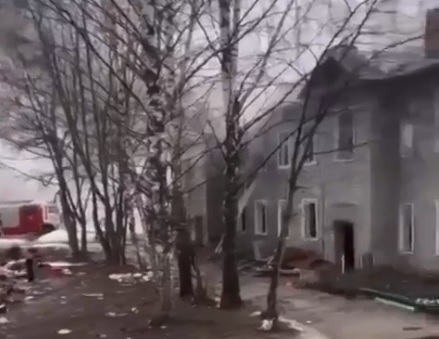 В Дзержинском районе загорелся деревянный двухэтажный дом