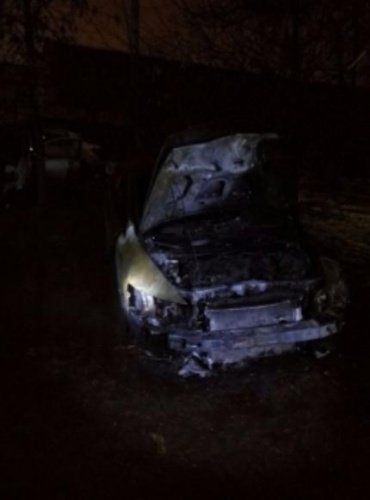 В Ярославле огонь повредил три легковых автомобиля 