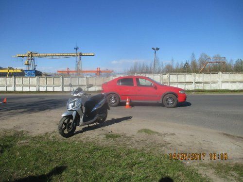 В Рыбинске столкнулись легковой автомобиль и скутер 