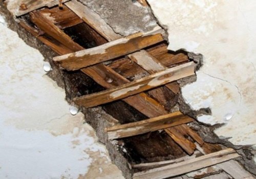 В доме на улице Кедрова в Ярославле на пенсионерку обвалился потолок, причины обрушения неизвестны