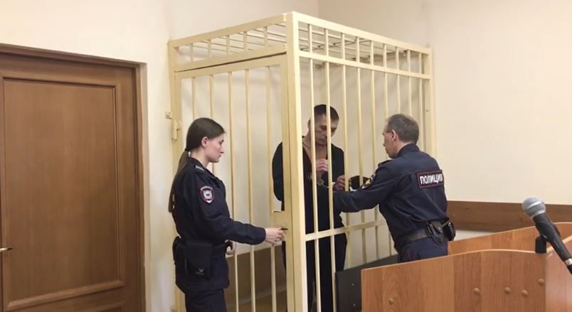 В Ярославле суд вынес приговор мужчине, напавшему на сотрудника полиции