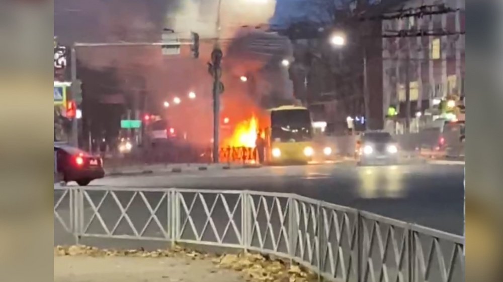 Видео дня: В центре Ярославля горит туристический автобус