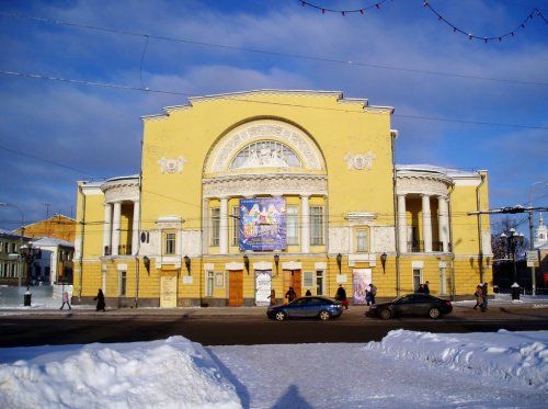 Из-за ложных сообщений о минировании ярославцев эвакуировали из Волковского театра и торговых центров