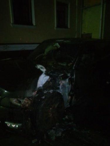 Ночью в Ярославле огонь повредил автомобиль Range Rover 