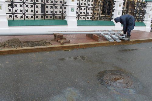 В Ярославле у храма Ильи Пророка демонтируют тестовые опоры освещения