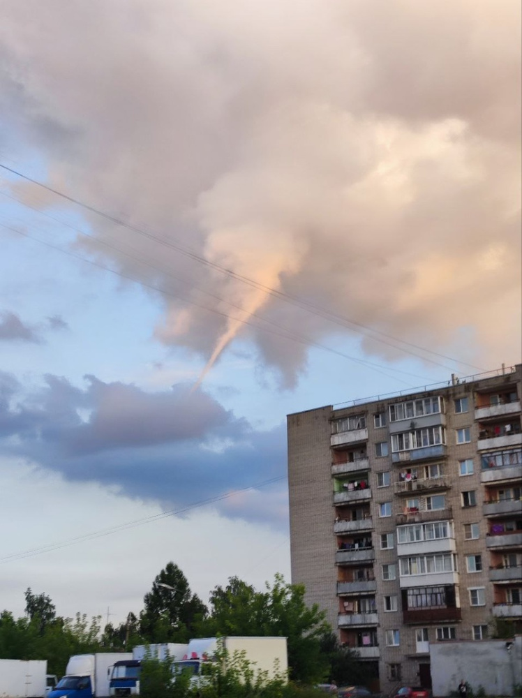 Смерч заметили в небе над Ярославлем