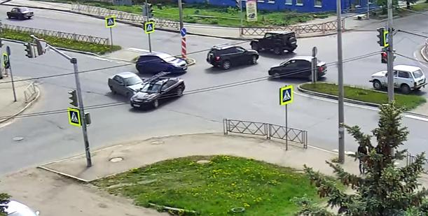 В Ярославле на перекрестке столкнулись два автомобиля (видео)