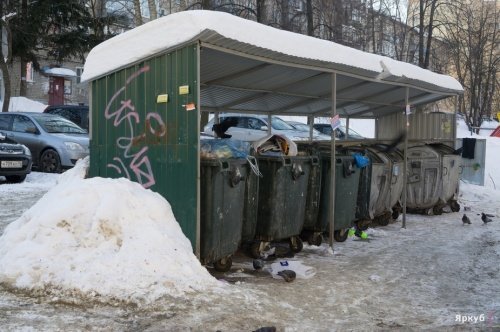 На Звездной в Ярославле сгорел мусорный контейнер