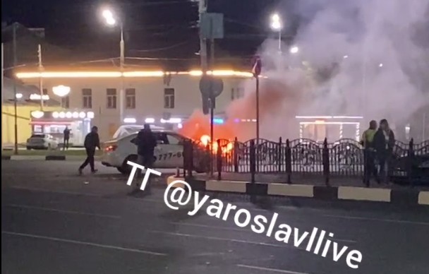 В центре Ярославля напротив пожарной части горел автомобиль такси