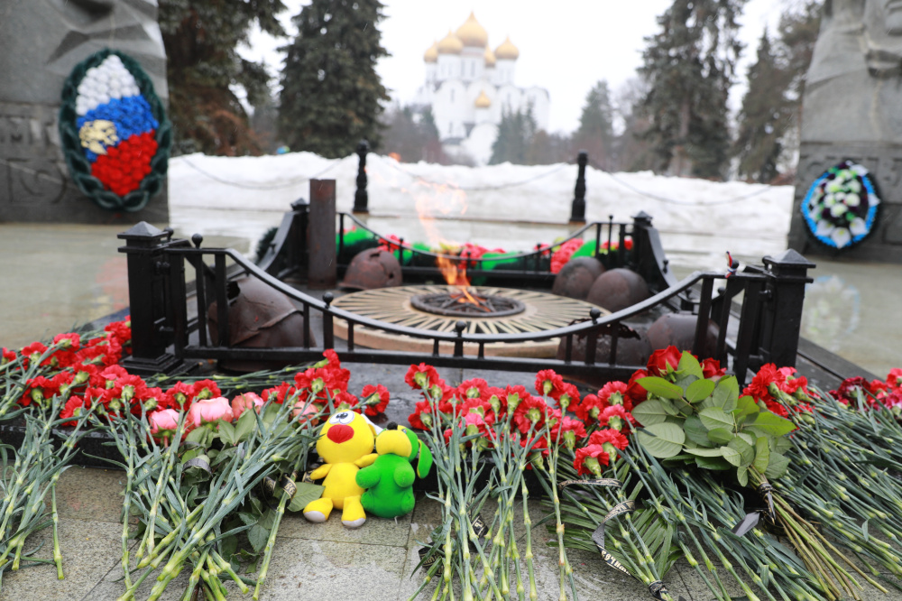 Ярославль скорбит: горожане несут цветы и игрушки в память о погибших при теракте в Подмосковье