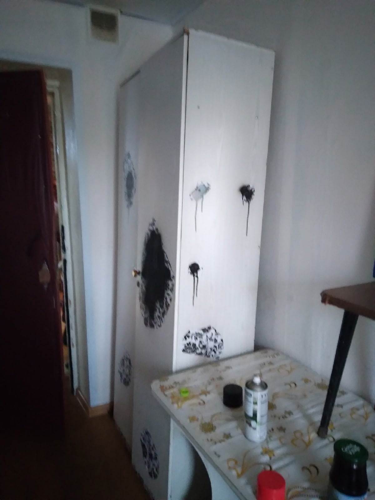 Вандал испортил съемную квартиру пожеланиями смерти ярославцам
