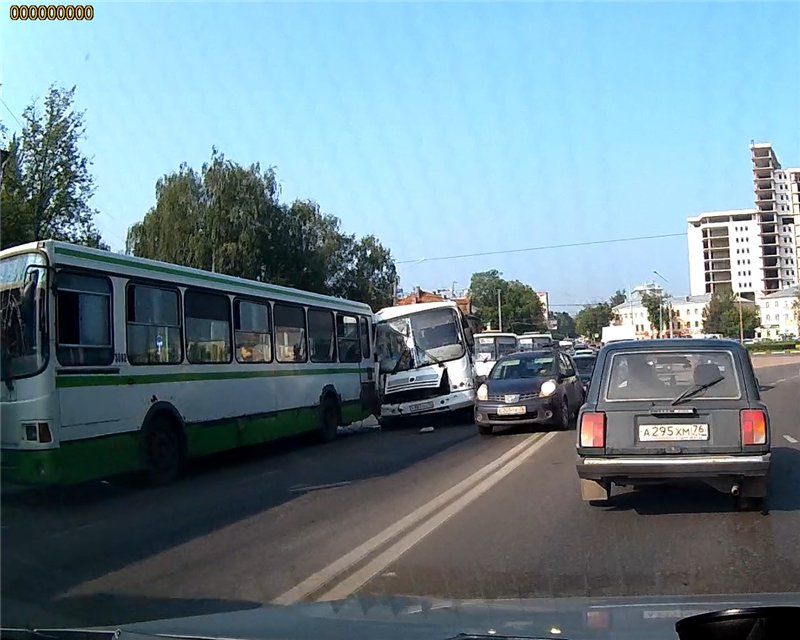 В сети появилось видео ДТП с участием двух маршрутных такси и автобуса 