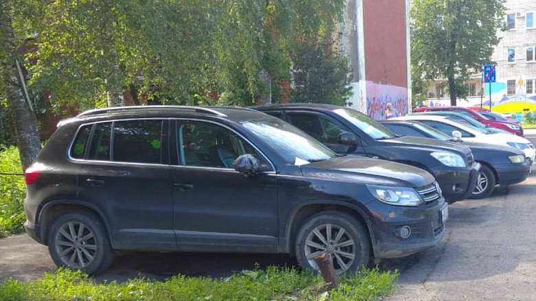 Ярославцев предупредили о штрафах за парковку на газонах, детских, спортивных и контейнерных площадках